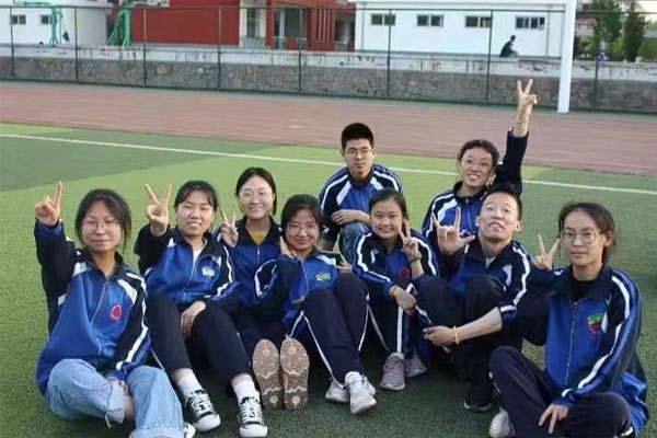 后排右一为白跃花 后排右一为白跃花