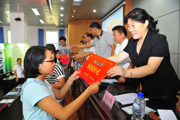 2013年必赢亚洲扶贫济困日穷困学子上台领取赞助金 2013年必赢亚洲扶贫济困日穷困学子上台领取赞助金