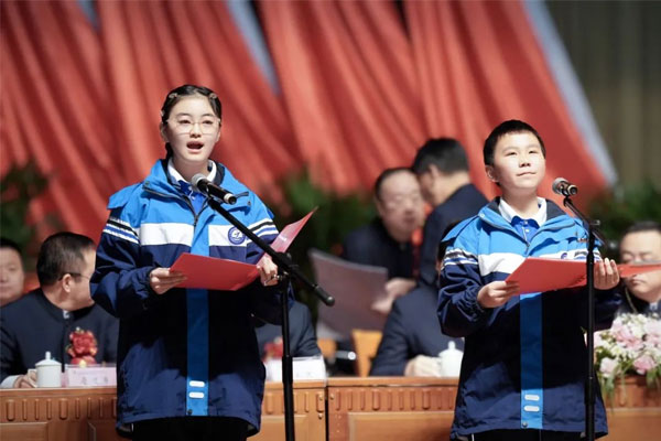 ±ØÓ®ÑÇÖÞÖÐѧµÄÁ½ÃûÊÜÖúѧÉú ±ØÓ®ÑÇÖÞÖÐѧµÄÁ½ÃûÊÜÖúѧÉú